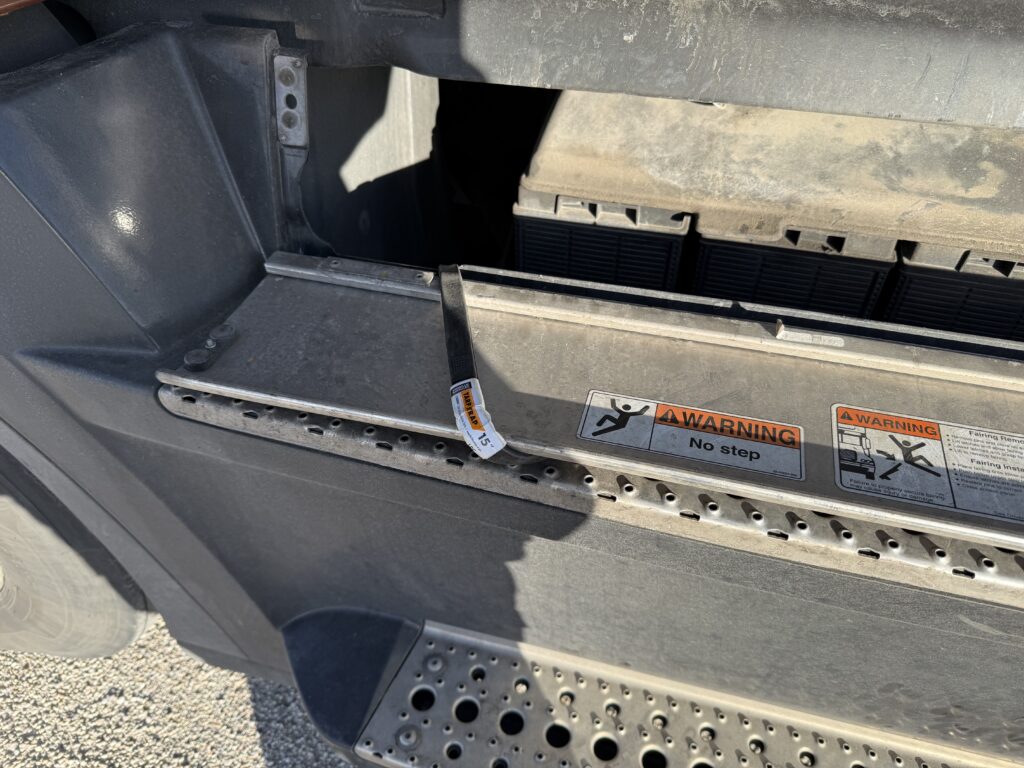 Freightliner Cascadia Drain Air Tanks